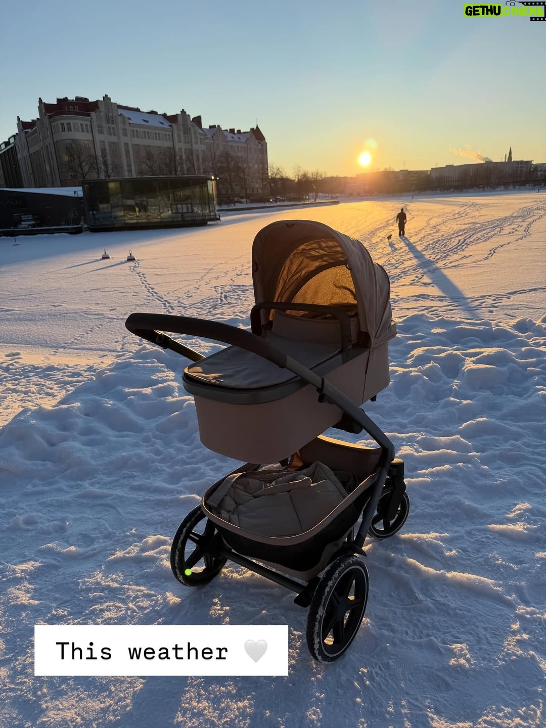 Lotta Hintsa - 10K Likes - Hello from the baby bubble 👋🏻🫧 the last slide pretty much explains it all but here’s a bit of a recap of the past three weeks. (Also plenty of friends and family have visited which I have absolutely loved ❤️).

* @myjoolz Geo 3 stroller and @thule car seat gifted by @wauvakauppa ❤️
**@ruokaboksi meals gifted 🥰