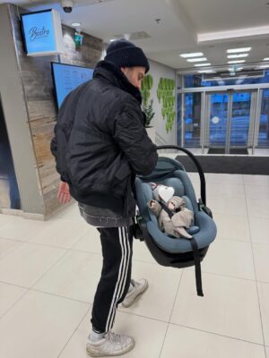 Lotta Hintsa Instagram - I’ve been searching for words for two weeks now to describe the magic of welcoming our baby girl into this world, but so far I’ve got nothing. We’re so in love.🩷 For now, you’ll find us in our baby bubble.🫧

Thank you @wauvakauppa for the @thule car seat 🫶🏻 /ad