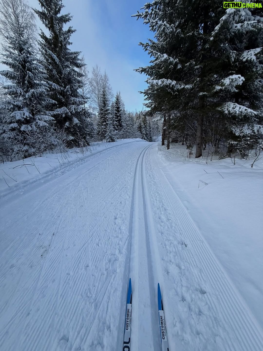 Lotta Hintsa - 1.1K Likes - Finally skiing this winter😍 and what a beautiful winter day it was!❄️

I’ve also established that what my mom doesn’t have at her house, I don’t need. I came here having forgotten my ski boots and had the wrong pair of ski poles. Found my super old pair of boots from my teenage years and borrowed mom’s poles and off I went. Also, after telling her I’d been slipping around on the icy track she told me she has the right products to treat the skis so next time my technique might look a bit prettier too!

Can’t wait for the sore muscles tomorrow 🤪 happy Monday all!😘