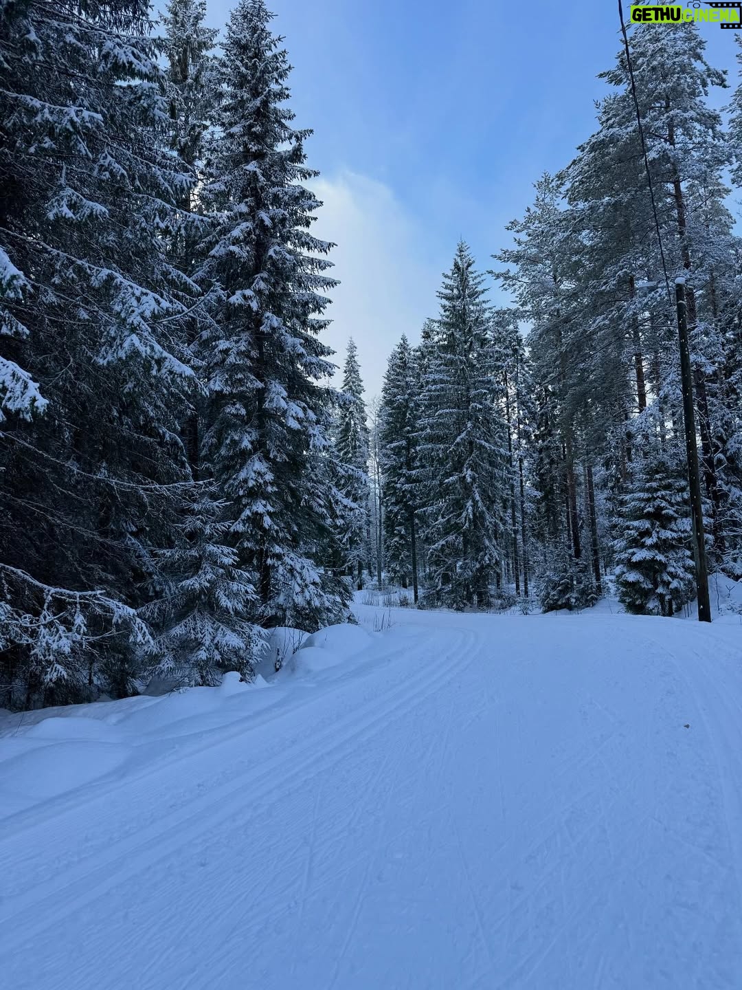 Lotta Hintsa - 1.1K Likes - Finally skiing this winter😍 and what a beautiful winter day it was!❄️

I’ve also established that what my mom doesn’t have at her house, I don’t need. I came here having forgotten my ski boots and had the wrong pair of ski poles. Found my super old pair of boots from my teenage years and borrowed mom’s poles and off I went. Also, after telling her I’d been slipping around on the icy track she told me she has the right products to treat the skis so next time my technique might look a bit prettier too!

Can’t wait for the sore muscles tomorrow 🤪 happy Monday all!😘