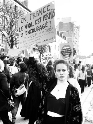 Lucie Lucas Instagram - 8 Mars journée internationale de lutte pour les droits des femmes… on attend encore et toujours. En France, en 2026, dans les faits, le viol est autorisé et même encouragé par la Justice et la Culture. La Justice ne condamnant que sur preuves « matérielles ».. donc elle ne condamne pas. En gros si le V n’est pas filmé ou si l’accusé n’avoue pas… on se retrouve avec des non lieux, des sans suite ou des acquittements à plus de 95%!! Je me sens épuisée, découragée, trop abîmée … les injustices infligees aux femmes et aux enfants nous tuent silencieusement. Combien de millions de morts vivants sommes nous devenus par cette société bâtie sur le viol, l’exploitation et la domination des êtres et des terres?  Ce manque de justice, de reconnaissance, de réparation et de sécurité me rend malade…j’en perds le goût de vivre. 
Merci à toutes celles et ceux qui se mobilisent et ne renoncent pas. 🙏💜✊ Aux autres… clairement votre indifférence ou passivité commence à peser lourd sur nos cœurs exténués. 
Grosses pensées pour les sœurs de @notreohrage avec lesquelles je n’ai pu être que par la pensée aujourd’hui, je vous aime ! 🙏💜 ✨

Ps: mes boucles d’oreilles viennent de la marque @demiselbijoux qui est eco-feministe 

PS2: les commentaires racistes et fascistes seront supprimés directement