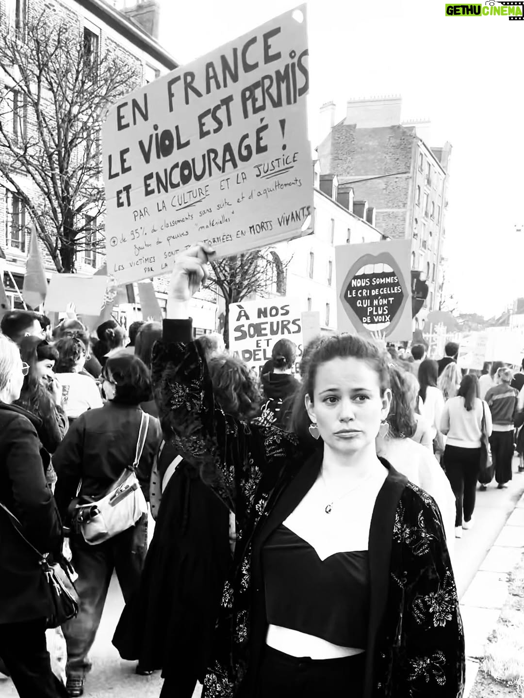 Lucie Lucas - 64K Likes - 8 Mars journée internationale de lutte pour les droits des femmes… on attend encore et toujours. En France, en 2026, dans les faits, le viol est autorisé et même encouragé par la Justice et la Culture. La Justice ne condamnant que sur preuves « matérielles ».. donc elle ne condamne pas. En gros si le V n’est pas filmé ou si l’accusé n’avoue pas… on se retrouve avec des non lieux, des sans suite ou des acquittements à plus de 95%!! Je me sens épuisée, découragée, trop abîmée … les injustices infligees aux femmes et aux enfants nous tuent silencieusement. Combien de millions de morts vivants sommes nous devenus par cette société bâtie sur le viol, l’exploitation et la domination des êtres et des terres?  Ce manque de justice, de reconnaissance, de réparation et de sécurité me rend malade…j’en perds le goût de vivre. 
Merci à toutes celles et ceux qui se mobilisent et ne renoncent pas. 🙏💜✊ Aux autres… clairement votre indifférence ou passivité commence à peser lourd sur nos cœurs exténués. 
Grosses pensées pour les sœurs de @notreohrage avec lesquelles je n’ai pu être que par la pensée aujourd’hui, je vous aime ! 🙏💜 ✨

Ps: mes boucles d’oreilles viennent de la marque @demiselbijoux qui est eco-feministe 

PS2: les commentaires racistes et fascistes seront supprimés directement