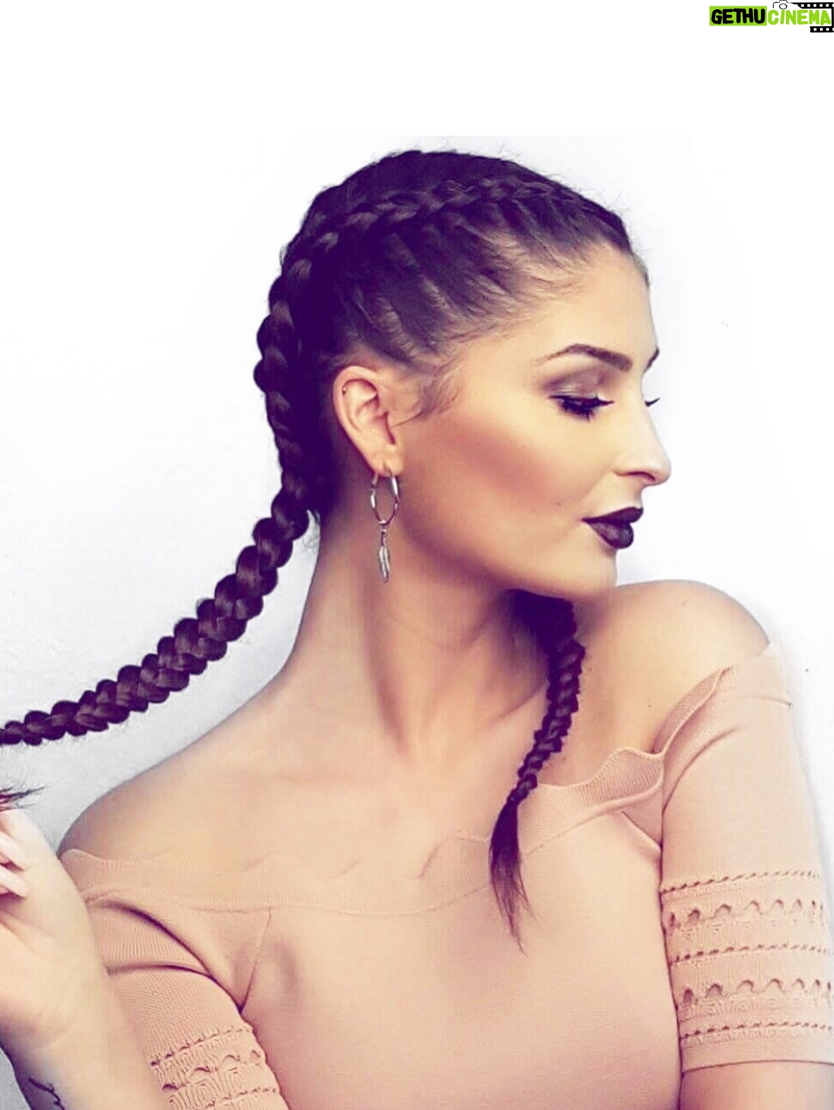 Lufy - 43K Likes - back en 2016 vous vous souvenez de tout ça??🥹 je pense que c’est pas faux de dire que c’était une des meilleures années: les lookbook, les snap, la tresse de la triche!!, les makeup bien chargés, les challenges youtube, et surtout tellement d’insouciance 💕💜