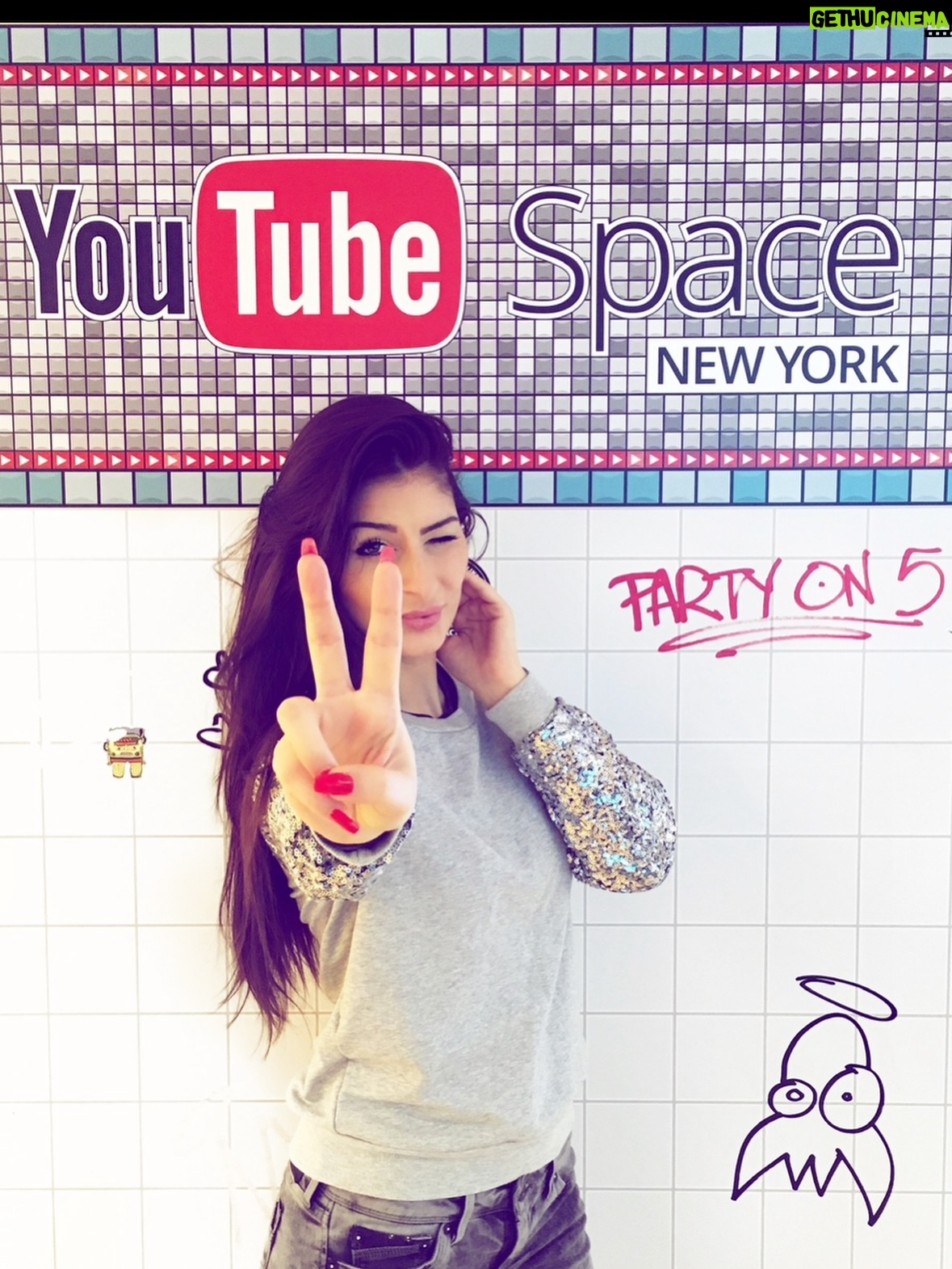 Lufy - 43K Likes - back en 2016 vous vous souvenez de tout ça??🥹 je pense que c’est pas faux de dire que c’était une des meilleures années: les lookbook, les snap, la tresse de la triche!!, les makeup bien chargés, les challenges youtube, et surtout tellement d’insouciance 💕💜