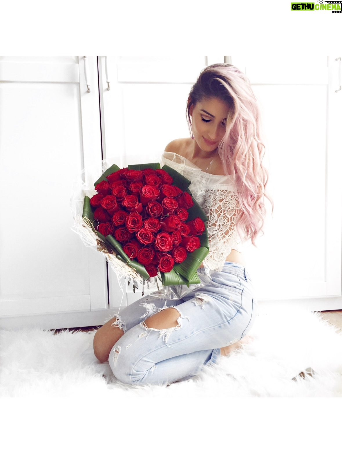 Lufy - 43K Likes - back en 2016 vous vous souvenez de tout ça??🥹 je pense que c’est pas faux de dire que c’était une des meilleures années: les lookbook, les snap, la tresse de la triche!!, les makeup bien chargés, les challenges youtube, et surtout tellement d’insouciance 💕💜
