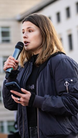 Luisa Neubauer Instagram - Ich würde mich so gerne einfach ums Klima kümmern. Aber ich bin eine Frau, wir sind Frauen, in diesem Land, in dieser Zeit und „einfach so“ können wir gar nichts machen. Also wehren wir uns.
13.000 Leute spontan auf den Straßen in Solidarität mit @collien_ulmen und allen Betroffenen. 
Berlin, 22. März 2026 

.
.
Danke an @karol.roller, der meine Rede gefilmt hat. Und an @santiago_rodriguez_photography für das Foto.