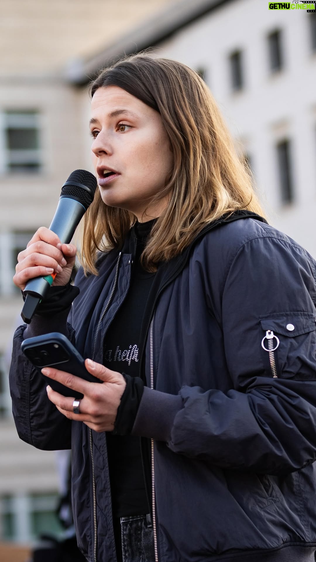 Luisa Neubauer - 162.3K Likes - Ich würde mich so gerne einfach ums Klima kümmern. Aber ich bin eine Frau, wir sind Frauen, in diesem Land, in dieser Zeit und „einfach so“ können wir gar nichts machen. Also wehren wir uns.
13.000 Leute spontan auf den Straßen in Solidarität mit @collien_ulmen und allen Betroffenen. 
Berlin, 22. März 2026 

.
.
Danke an @karol.roller, der meine Rede gefilmt hat. Und an @santiago_rodriguez_photography für das Foto.