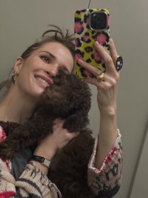 Lukerya Ilyashenko Instagram - У Кабачка Мочалкина сегодня первый день рождения! Годик один! Целый! Я сегодня, когда мы ехали с ним в машине, ни с того, ни с сего - разрыдалась. Кто бы мог подумать, что можно так сильно, всем сердцем полюбить эти пыльные 6 килограмм кудрей. Этот безработный приживала абсолютно меня поработил. Если бы мне кто-то год назад сказал, что ради этой нечесаной псины я в свой отсыпной, после ночной смены, первым делом, не поев и всякое такое, попрусь с ним на трехчасовую прогулку (корзиночке надо много бегать, потому что псын - пудель, а им нагрузка нужна и физическая, и интеллектуальная) - я бы рассмеялась этому человеку в лицо. А теперь, вот - я собачий придаток. У меня отныне даже отдельного актерского вагончика нету, есть один на двоих с Бабасей. Бабася там в вагончике восседает, а я между сценами забегаю погладить, покормить, развеселить и выгулять. Короче, он больше времени проводит в вагончике, чем я. Значит вагончик - его. По этой логике выходит, что и квартира его… и машина. И дача. И личный водитель. Я - то бишь. Его навсегда. Пускай наше рабовладельческое «навсегда» продлится как можно дольше! 
Поэтому сегодня, в качестве подарка Бабасе на день рождения - мы идем к ветеринару! #кабачокмочалкин #кабась #карабасьбарабась #бачанский #бабася