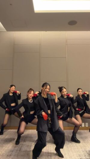 Luna Instagram - ❤️

멋진안무를 만들어 주신 벨라언니😘 
그리고 항상 열심히 준비해 와주시구 무대를 뜨겁게 
완성해주시는 댄서분들 항상 고마워용!! 
벨라언닝 태경찡 가은찡 혜경찡 사랑합니다❤️
@vella_wondercrew 
@vissan_eun
@_h_k.lee
@kkimtaenny

@balkothecat 역시 언제나 최고의 최고 스타일링을 
해주시는 발코언니 사랑합니다❤️