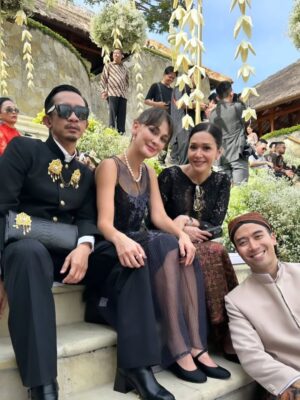 Luna Maya Instagram - Rest In Love @vidialdiano, heaven gained a beautiful soul today🖤🥀