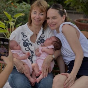Luz Cipriota Instagram - ¿Puede un año ser el peor y el mejor de tu vida al mismo tiempo? 2025 lo fue para mi.
Un año que me puso al límite a nivel físico y mental. Un embarazo gemelar complejo que me tuvo meses en cama sin parar de vomitar, con Lorenzo que no entendía de reposos, y en cada ecografía sin saber si llegaría a conocer a las dos…
Y sucedió. Y con Angela y Aurora estamos vivas de milagro.. o como le dije en un mensaje a mi obstetra.. “estamos vivas de Virginia”, porque gracias an ella estoy acá para contarlo y disfrutarlas.
Luego vino la mudanza y convivir 6 meses con obreros que dios mío… no se lo deseo a nadie. Cuando por fin dormiste a las dos y los martillazos vuelven a comenzar… pero sobrevivimos! Y la casa quedó hermosa.
El cole nuevo del “hermano mayor”, y vino mi familia de visita que junto a mis amigas estuvieron al pie del cañón.
Y la escuela.. que tanto amo y tan feliz me hace.
Ahora dormimos poco y nada y por turnos!
Un año de la partida de mi viejo..
2025: fuiste “Un MONTÓN”. Sin duda un año que no olvidarè. El año que volví a nacer y fui madre de familia numerosa. Nada hubiera sido posible sin mi equipo perfecto @serranodavid75 ❤️, la felicidad de seguir construyendo una vida juntos. Te amo.
2026: no te tenemos miedo!! Feliz año a todos!! 🥂❤️