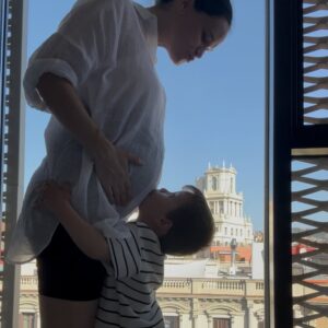 Luz Cipriota Instagram - ¿Puede un año ser el peor y el mejor de tu vida al mismo tiempo? 2025 lo fue para mi.
Un año que me puso al límite a nivel físico y mental. Un embarazo gemelar complejo que me tuvo meses en cama sin parar de vomitar, con Lorenzo que no entendía de reposos, y en cada ecografía sin saber si llegaría a conocer a las dos…
Y sucedió. Y con Angela y Aurora estamos vivas de milagro.. o como le dije en un mensaje a mi obstetra.. “estamos vivas de Virginia”, porque gracias an ella estoy acá para contarlo y disfrutarlas.
Luego vino la mudanza y convivir 6 meses con obreros que dios mío… no se lo deseo a nadie. Cuando por fin dormiste a las dos y los martillazos vuelven a comenzar… pero sobrevivimos! Y la casa quedó hermosa.
El cole nuevo del “hermano mayor”, y vino mi familia de visita que junto a mis amigas estuvieron al pie del cañón.
Y la escuela.. que tanto amo y tan feliz me hace.
Ahora dormimos poco y nada y por turnos!
Un año de la partida de mi viejo..
2025: fuiste “Un MONTÓN”. Sin duda un año que no olvidarè. El año que volví a nacer y fui madre de familia numerosa. Nada hubiera sido posible sin mi equipo perfecto @serranodavid75 ❤️, la felicidad de seguir construyendo una vida juntos. Te amo.
2026: no te tenemos miedo!! Feliz año a todos!! 🥂❤️