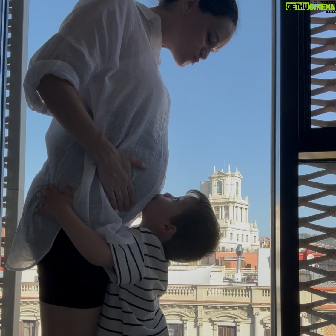 Luz Cipriota - 26.3K Likes - ¿Puede un año ser el peor y el mejor de tu vida al mismo tiempo? 2025 lo fue para mi. 
Un año que me puso al límite a nivel físico y mental. Un embarazo gemelar complejo que me tuvo meses en cama sin parar de vomitar, con Lorenzo que no entendía de reposos, y en cada ecografía sin saber si llegaría a conocer a las dos…
Y sucedió. Y con Angela y Aurora estamos vivas de milagro.. o como le dije en un mensaje a mi obstetra.. “estamos vivas de Virginia”, porque gracias an ella estoy acá para contarlo y disfrutarlas.
Luego vino la mudanza y convivir 6 meses con obreros que dios mío… no se lo deseo a nadie. Cuando por fin dormiste a las dos y los martillazos vuelven a comenzar… pero sobrevivimos! Y la casa quedó hermosa.
El cole nuevo del “hermano mayor”, y vino mi familia de visita que junto a mis amigas estuvieron al pie del cañón. 
Y la escuela.. que tanto amo y tan feliz me hace.
Ahora dormimos poco y nada y por turnos! 
Un año de la partida de mi viejo..

2025: fuiste “Un MONTÓN”. Sin duda un año que no olvidarè. El año que volví a nacer y fui madre de familia numerosa. Nada hubiera sido posible sin mi equipo perfecto @serranodavid75 ❤️, la felicidad de seguir construyendo una vida juntos. Te amo. 
2026: no te tenemos miedo!! Feliz año a todos!! 🥂❤️
