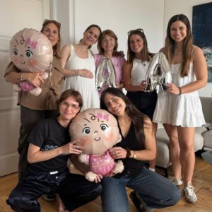 Luz Cipriota Instagram - ¿Puede un año ser el peor y el mejor de tu vida al mismo tiempo? 2025 lo fue para mi.
Un año que me puso al límite a nivel físico y mental. Un embarazo gemelar complejo que me tuvo meses en cama sin parar de vomitar, con Lorenzo que no entendía de reposos, y en cada ecografía sin saber si llegaría a conocer a las dos…
Y sucedió. Y con Angela y Aurora estamos vivas de milagro.. o como le dije en un mensaje a mi obstetra.. “estamos vivas de Virginia”, porque gracias an ella estoy acá para contarlo y disfrutarlas.
Luego vino la mudanza y convivir 6 meses con obreros que dios mío… no se lo deseo a nadie. Cuando por fin dormiste a las dos y los martillazos vuelven a comenzar… pero sobrevivimos! Y la casa quedó hermosa.
El cole nuevo del “hermano mayor”, y vino mi familia de visita que junto a mis amigas estuvieron al pie del cañón.
Y la escuela.. que tanto amo y tan feliz me hace.
Ahora dormimos poco y nada y por turnos!
Un año de la partida de mi viejo..
2025: fuiste “Un MONTÓN”. Sin duda un año que no olvidarè. El año que volví a nacer y fui madre de familia numerosa. Nada hubiera sido posible sin mi equipo perfecto @serranodavid75 ❤️, la felicidad de seguir construyendo una vida juntos. Te amo.
2026: no te tenemos miedo!! Feliz año a todos!! 🥂❤️
