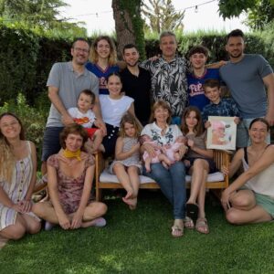 Luz Cipriota Instagram - ¿Puede un año ser el peor y el mejor de tu vida al mismo tiempo? 2025 lo fue para mi.
Un año que me puso al límite a nivel físico y mental. Un embarazo gemelar complejo que me tuvo meses en cama sin parar de vomitar, con Lorenzo que no entendía de reposos, y en cada ecografía sin saber si llegaría a conocer a las dos…
Y sucedió. Y con Angela y Aurora estamos vivas de milagro.. o como le dije en un mensaje a mi obstetra.. “estamos vivas de Virginia”, porque gracias an ella estoy acá para contarlo y disfrutarlas.
Luego vino la mudanza y convivir 6 meses con obreros que dios mío… no se lo deseo a nadie. Cuando por fin dormiste a las dos y los martillazos vuelven a comenzar… pero sobrevivimos! Y la casa quedó hermosa.
El cole nuevo del “hermano mayor”, y vino mi familia de visita que junto a mis amigas estuvieron al pie del cañón.
Y la escuela.. que tanto amo y tan feliz me hace.
Ahora dormimos poco y nada y por turnos!
Un año de la partida de mi viejo..
2025: fuiste “Un MONTÓN”. Sin duda un año que no olvidarè. El año que volví a nacer y fui madre de familia numerosa. Nada hubiera sido posible sin mi equipo perfecto @serranodavid75 ❤️, la felicidad de seguir construyendo una vida juntos. Te amo.
2026: no te tenemos miedo!! Feliz año a todos!! 🥂❤️