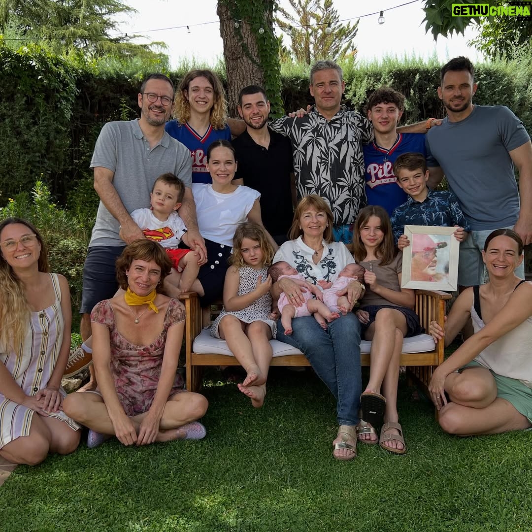 Luz Cipriota - 26.3K Likes - ¿Puede un año ser el peor y el mejor de tu vida al mismo tiempo? 2025 lo fue para mi. 
Un año que me puso al límite a nivel físico y mental. Un embarazo gemelar complejo que me tuvo meses en cama sin parar de vomitar, con Lorenzo que no entendía de reposos, y en cada ecografía sin saber si llegaría a conocer a las dos…
Y sucedió. Y con Angela y Aurora estamos vivas de milagro.. o como le dije en un mensaje a mi obstetra.. “estamos vivas de Virginia”, porque gracias an ella estoy acá para contarlo y disfrutarlas.
Luego vino la mudanza y convivir 6 meses con obreros que dios mío… no se lo deseo a nadie. Cuando por fin dormiste a las dos y los martillazos vuelven a comenzar… pero sobrevivimos! Y la casa quedó hermosa.
El cole nuevo del “hermano mayor”, y vino mi familia de visita que junto a mis amigas estuvieron al pie del cañón. 
Y la escuela.. que tanto amo y tan feliz me hace.
Ahora dormimos poco y nada y por turnos! 
Un año de la partida de mi viejo..

2025: fuiste “Un MONTÓN”. Sin duda un año que no olvidarè. El año que volví a nacer y fui madre de familia numerosa. Nada hubiera sido posible sin mi equipo perfecto @serranodavid75 ❤️, la felicidad de seguir construyendo una vida juntos. Te amo. 
2026: no te tenemos miedo!! Feliz año a todos!! 🥂❤️