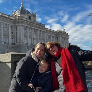 Luz Cipriota Instagram - ¿Puede un año ser el peor y el mejor de tu vida al mismo tiempo? 2025 lo fue para mi.
Un año que me puso al límite a nivel físico y mental. Un embarazo gemelar complejo que me tuvo meses en cama sin parar de vomitar, con Lorenzo que no entendía de reposos, y en cada ecografía sin saber si llegaría a conocer a las dos…
Y sucedió. Y con Angela y Aurora estamos vivas de milagro.. o como le dije en un mensaje a mi obstetra.. “estamos vivas de Virginia”, porque gracias an ella estoy acá para contarlo y disfrutarlas.
Luego vino la mudanza y convivir 6 meses con obreros que dios mío… no se lo deseo a nadie. Cuando por fin dormiste a las dos y los martillazos vuelven a comenzar… pero sobrevivimos! Y la casa quedó hermosa.
El cole nuevo del “hermano mayor”, y vino mi familia de visita que junto a mis amigas estuvieron al pie del cañón.
Y la escuela.. que tanto amo y tan feliz me hace.
Ahora dormimos poco y nada y por turnos!
Un año de la partida de mi viejo..
2025: fuiste “Un MONTÓN”. Sin duda un año que no olvidarè. El año que volví a nacer y fui madre de familia numerosa. Nada hubiera sido posible sin mi equipo perfecto @serranodavid75 ❤️, la felicidad de seguir construyendo una vida juntos. Te amo.
2026: no te tenemos miedo!! Feliz año a todos!! 🥂❤️