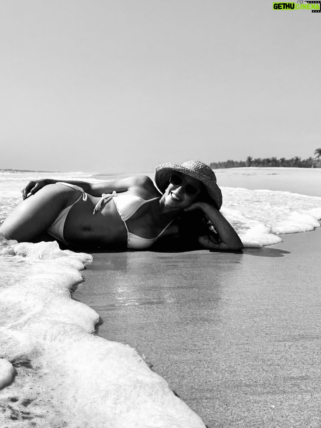 Luz Valdivieso - 10.8K Likes - De mis días en México 😊
Gozando una playa desierta.. 

📸 @nicodelafoto ❤️
