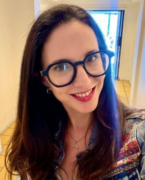Luz Valdivieso Instagram - Esta es Josefa de hoy! 
Bastante políticamente incorrecta pero eso lo discutimos con los que escriben! 🤭
Aqui les muestro su collar!
QUIÉN ADIVINA QUÉ ES???

Una pista: me lo regaló @japijane
@teleseries_mega