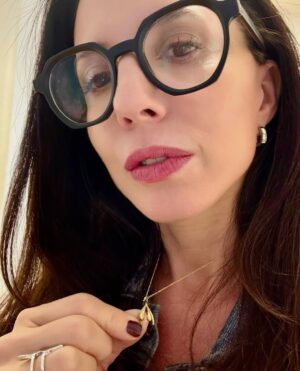 Luz Valdivieso Instagram - Esta es Josefa de hoy! 
Bastante políticamente incorrecta pero eso lo discutimos con los que escriben! 🤭
Aqui les muestro su collar!
QUIÉN ADIVINA QUÉ ES???

Una pista: me lo regaló @japijane
@teleseries_mega