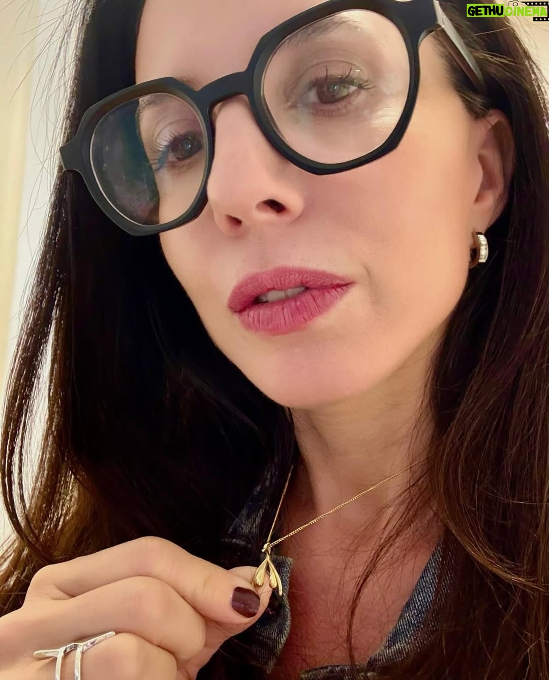 Luz Valdivieso - 19.8K Likes - Esta es Josefa de hoy! 
Bastante políticamente incorrecta pero eso lo discutimos con los que escriben! 🤭
Aqui les muestro su collar!
QUIÉN ADIVINA QUÉ ES???

Una pista: me lo regaló @japijane
@teleseries_mega