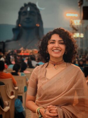 Maalavika Sundar Instagram - Om Namah Shivaya 

Thank you baby Hooban for this picture and everything ♥️♥️♥️ I love you to the moon and back and you truly are a blessing to me .. what will I do without you … Muah @deepa_rahmaniac :) 

#onlylove