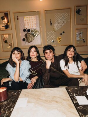 Macarena García Instagram - 🤍 ♾️ 
Gracias @laurasolerbeltran y @loewe por esta noche y por juntarme con mi gente querida.

Fotos de @sharonlopez
Estilismo de @jorgeariza para @loewe
Maquillaje de @mariaverano.mk 
Peluqueria de @yosbaute