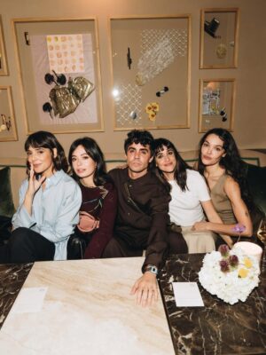 Macarena García Instagram - 🤍 ♾️ 
Gracias @laurasolerbeltran y @loewe por esta noche y por juntarme con mi gente querida.

Fotos de @sharonlopez
Estilismo de @jorgeariza para @loewe
Maquillaje de @mariaverano.mk 
Peluqueria de @yosbaute