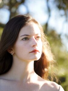 Actress Mackenzie Foy HD Photos and Wallpapers January 2026