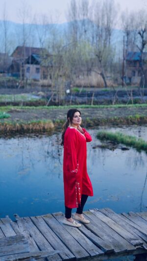 Madhu Sharma Instagram - This isn’t just a market, it’s Kashmir’s heartbeat on water… where mornings float and stories bloom..
#floatingmarket #madhusharma #srinagar #kashmir #travel