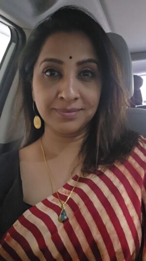 Madhurani Gokhale Instagram - ती रुसतेय,
भांडतेय,
अपेक्षा ठेवतेय,
हक्क गाजवतेय,
भरभरून बोलतेय,
तोवर तुमची आहे...
हे सर्व संपून
ती जेव्हा फक्त फसवं हसेल
अन् व्यक्त व्हायचं टाळेल
विश्वास बाळगा, तुम्ही तिला गमावलंत.
इतकी सोपी असते ती समजायला!
कवयित्री: रेणुका.
@kavitechapaanofficial