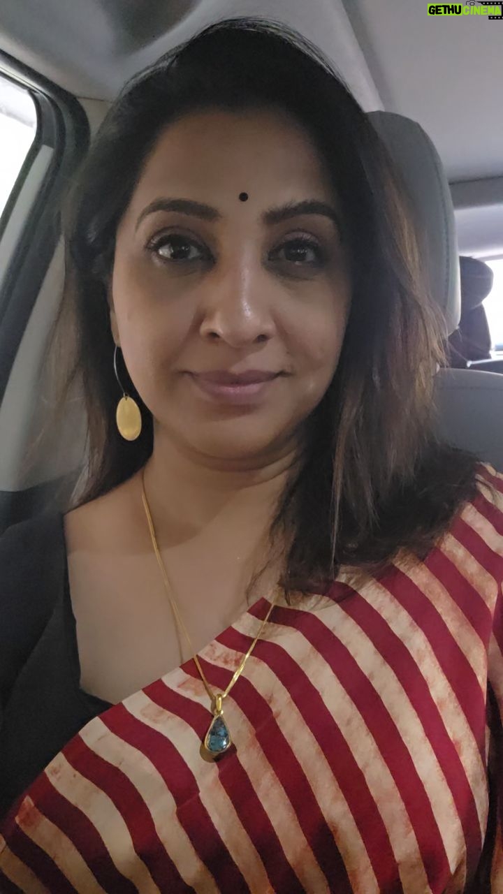 Madhurani Gokhale - 48K Likes - ती रुसतेय, 
भांडतेय, 
अपेक्षा ठेवतेय,
हक्क गाज‌वतेय, 
भरभरून बोलतेय, 
तोवर तुमची आहे...

हे सर्व संपून
ती जेव्हा फक्त फसवं हसेल
अन् व्यक्त व्हायचं टाळेल
विश्वास बाळगा, तुम्ही तिला गमावलंत. 

इतकी सोपी असते ती समजायला!
कवयित्री: रेणुका.

@kavitechapaanofficial