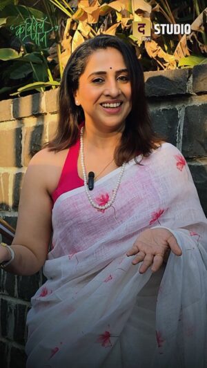Madhurani Gokhale Instagram - मैत्रिणींनो, ...तुम्ही आणि मी...हा महिलादिन साजरा करुया कवितांच्या सहवासात...!
खास तुमच्यासाठी हा कार्यक्रम घेऊन येत आहे ...
कवितेचं पान... Live ( कविता Jamming)
८ मार्च, रविवारी, सकाळी ११ , बोगनविला फॉर्म्स, एरंडवणे
Ticketkhidki वर तिकिट्स मिळतीलच ( link in the story)
Presented by
@thelive.studio
Location partner
@bougainfarms.in
Artists:
@amrutasinger
@pratik_drums
@_kaunteya_
@kanaeeeeenimishe
@raaaam.fr
Team:
@ashwin_ranade
@saee.coolkarni
@sayaliprabhune
Reel shot at
@nabhananta_bymalharmachi