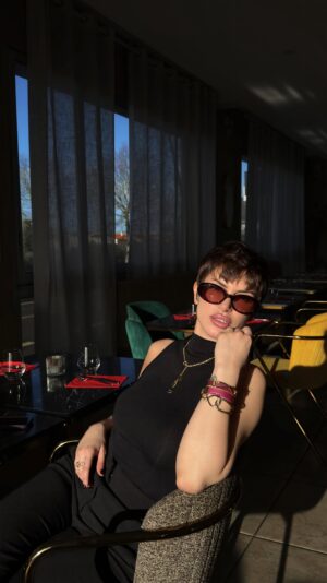 Maëva Martinez Instagram - 🐆J’étais prête à être moi 🌙🪞
@audrey_kassyaah il n’y avait personne de mieux placé que toi pour ce moment précieux 🌙🧬 merci 🙏🏼
#haircut #haircutforwomen #reels #vibes