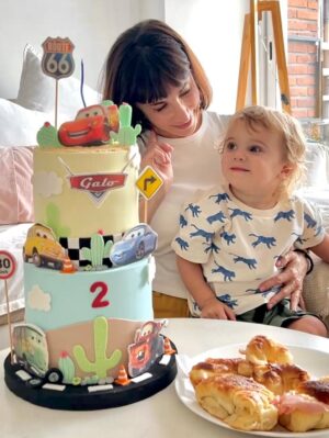 Magui Bravi Instagram - Felices DOS ! Feliz cumple amor de mi vida 🩵✨ te amo infinito. 
•
Y como Cars hoy es nuestra nueva religión @cakeland.ba nos sorprendió como siempre al igual que @danellaeventos que me acompaña en cada momento inolvidable. ✨🎂🍰🥳🎁