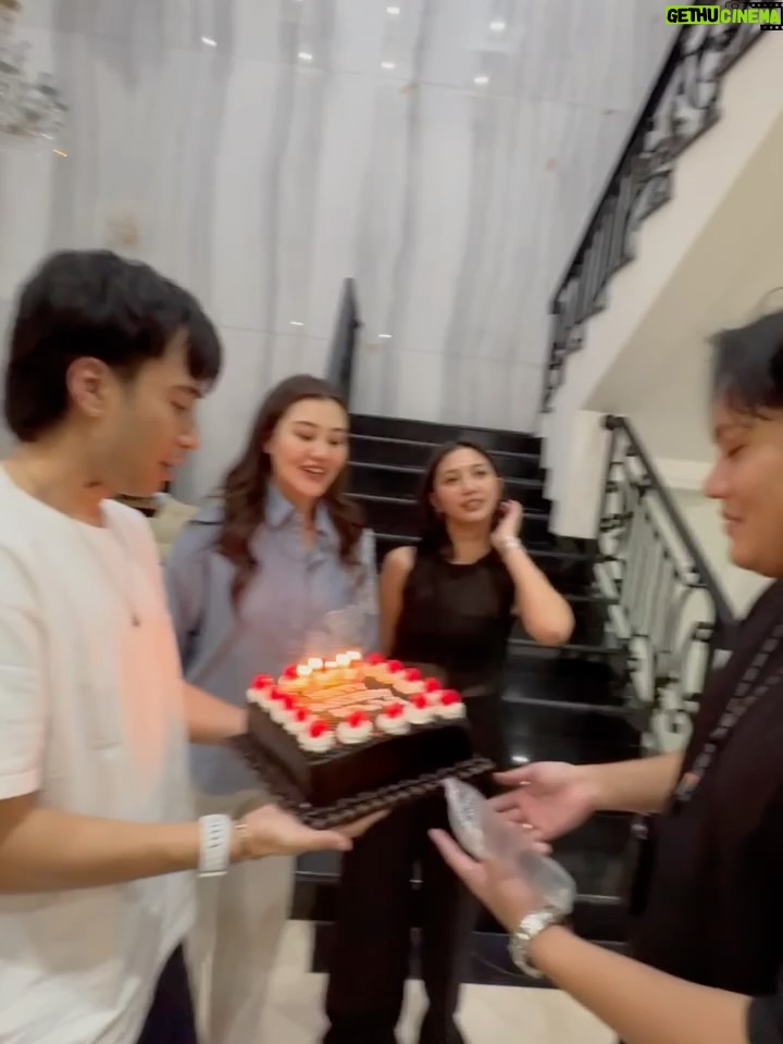 Mahalini Raharja - 1.6 Million Likes - We love you ka vid🤍
semua tau km seindah itu🤍