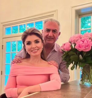 Mahnaz Afshar Instagram - ⁨	⁨	⁨	⁨	این پست در مورد بانو یاسمین پهلوی است
به شخصه همیشه دوستشون داشتم و دارم و اینروزها حضور مهم و قوی و تاثیرگذار ایشون رو شاهد هستم.
یک همسر بی نظیر و یک مادر بینظیر

حامیان دروغین «زن زندگی آزادی»  تنها کاری که می‌کنند توهین به زنان است و امروز به شخصه خیلی خوشحالم انقلابی که از سال‌های قبل از دل جامعه ایران و قبل «زن زندگی آزادی » شروع شد و به #زن_زندگی_آزاری رسید ، امروز به تکامل رسید و آدم‌هایی که زیر شعار حمایت از زنان قایم شده بودند و بدترین توهین‌ها رو به زنان می‌کردند، نقابشون افتاد .

انقلاب ملی #شیر_و_خورشید انقلاب درست و کامل است که حتی جمهوری اسلامی نمیتونه ازش بهره برداری و سو استفاده کنه. 

انقلابی که در زیر پرچم خودش کسانی رو داره که معنی واقعی احترام، وقار و آزادی رو برای همه زنان و مردان در نظر گرفتند.

بانو یاسمین پهلوی خسته نباشید بی صبرانه منتظر حضور شما و شاه ایران و شهبانو و خانواده عزیزتان در ایران هستیم. و از دیدن شما در مونیخ بسیار خوشحال شدم.

پاینده ایران 

This post is about Yasmine Pahlavi.

I have personally always admired her, and in recent days I’ve witnessed her strong, meaningful, and influential presence. She is an extraordinary wife and a devoted mother.

Those who falsely claimed to defend “Woman, Life, Freedom” have often done nothing but insult women. I am truly glad that the national movement that began years before and was later echoed in that slogan has now matured, and the masks of those who hid behind it have fallen.

The national Lion and Sun movement is clear and complete one that cannot be hijacked or misused. It stands for dignity, respect, and true freedom for both women and men.

Mrs. Yasmine Pahlavi, thank you for your strength. I was very happy to see you in Munich, and I look forward to the day you and your family return to Iran.

‪‪‪‪@yasmine.pahlavi‬‬‬‬ ✌️💙⁩⁩⁩⁩
