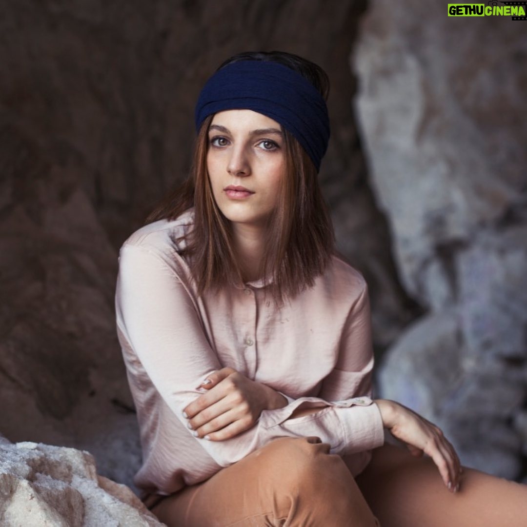 Mahsa Hejazi - 3.8K Likes - مريم نصفه روزه بردتم غار نمكي و تولد گرفت واسم و گفت بيا پرتره ي امسالت رو بگيرم. و گرفت. 
#شونزده_مهر
#روز_جهاني_كودك 
@maryam.firuzi