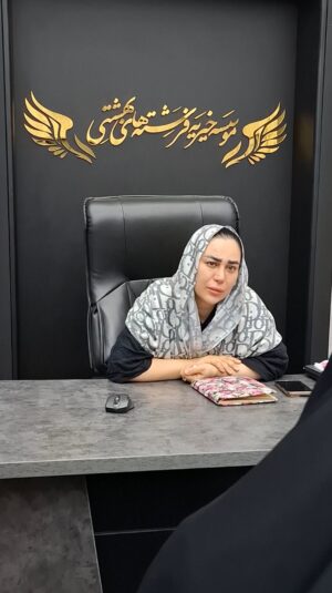 Mahshid Khosravi Instagram - بعد شما میگین چی شد عاشق شهید پلارک شدی ؟ از بس که کنارمه از بس که بقیه خواب های مختلف میبینن این خانوم از کجا میدونست که من از دیشب بابت این حرف حالم بده و عذاب وجدان دارم ؟ 😭 نورا تو خونه راحت تره تو آرامش میخوابه خیریه شلوغه آدم های مختلف رفت و آمد دارن جای بچه نیست شغل منم یه مسئولیت سنگینه که به جوون خریدمش متاسفانه بقیه درک یک سری مسائل و ندارن با حرفشون بقیه رو آزار میدن دکتر و پرستار و باقی خانوم هایی که یه مسئولیت سنگین و به جوون خریدن شغلشون مثل ناموسشون میمونه مراقب حرف زدن هامون باشیم یه مادر بیشتر از هرکسی نگران بچه هاشه دایه مهربون تر از مادر نباشیم 🙏