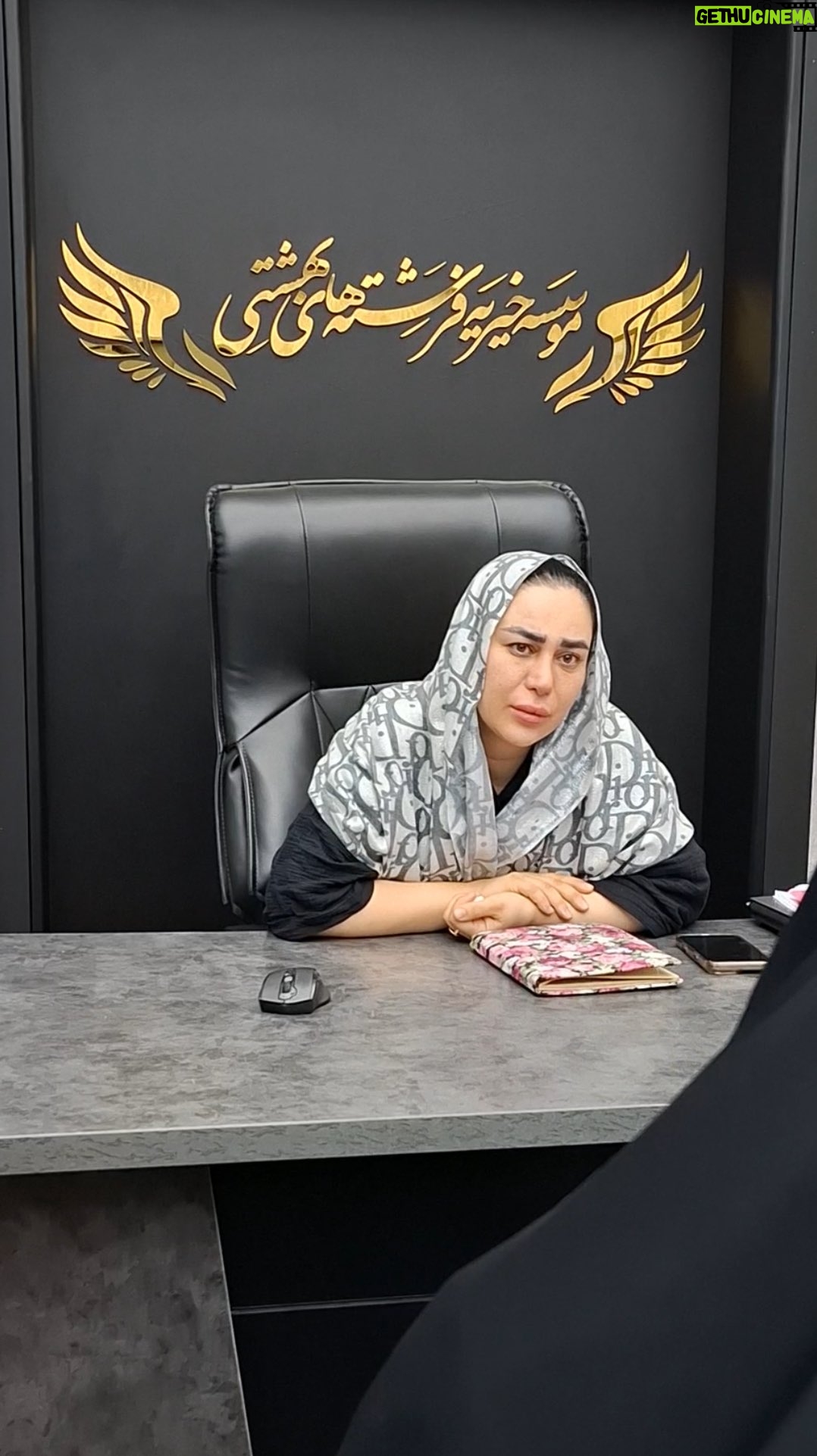 Mahshid Khosravi - 33.1K Likes - بعد شما میگین چی شد عاشق شهید پلارک شدی ؟ از بس که کنارمه از بس که بقیه خواب های مختلف میبینن این خانوم از کجا میدونست که من از دیشب بابت این حرف حالم بده و عذاب وجدان دارم ؟ 😭 نورا تو خونه راحت تره تو آرامش میخوابه خیریه شلوغه آدم های مختلف رفت و آمد دارن جای بچه نیست شغل منم یه مسئولیت سنگینه که به جوون خریدمش متاسفانه بقیه درک یک سری مسائل و ندارن با حرفشون بقیه رو آزار میدن دکتر و پرستار و باقی خانوم هایی که یه مسئولیت سنگین و به جوون خریدن شغلشون مثل ناموسشون میمونه مراقب حرف زدن هامون باشیم یه مادر بیشتر از هرکسی نگران بچه هاشه دایه مهربون تر از مادر نباشیم 🙏