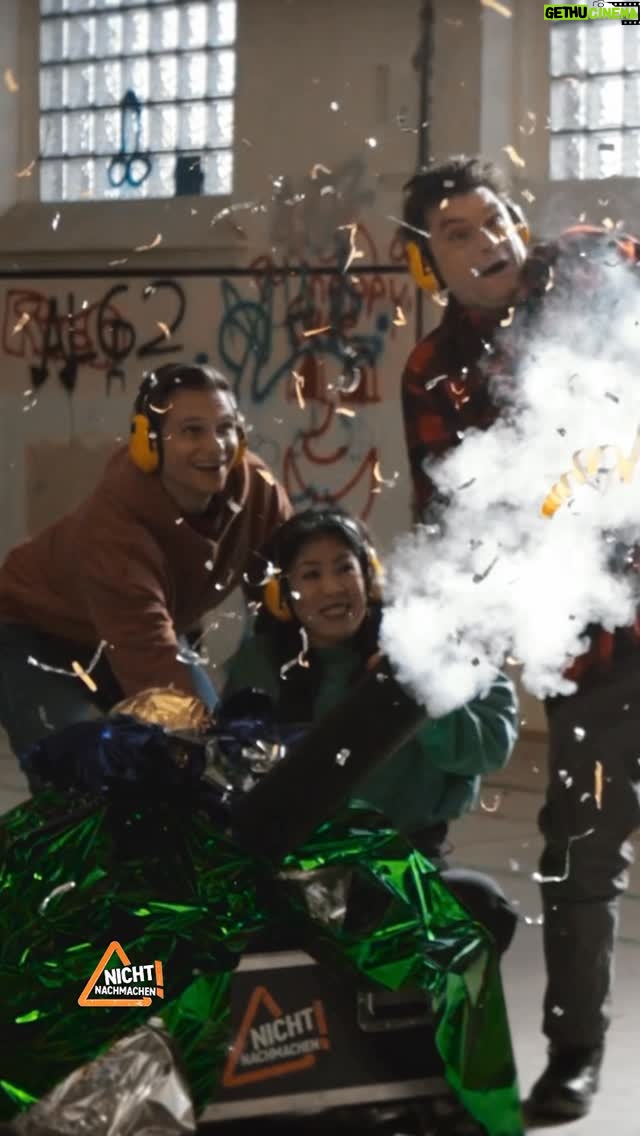 Mai Thi Nguyen-Kim - 24.6K Likes - So schmückt man einen Weihnachtsbaum richtig! P.S.: Nicht Nachmachen ist zurück - ab dem 30.12. auf @zdf.de und am Silvesterabend auf @zdfneo 💥