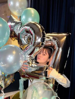 Maika Yamamoto Instagram - Happy 27th birthday 🤍

環奈の大切な人たちが集まった、
愛に溢れた最高の夜でした。

サプライズ登場成功🫂
歳を重ねるたびに、思い出もどんどん増えていくのが嬉しいね☺️

あなたは、みんなに愛情を分け与えられる人。
そんな優しい環奈が大好きよ。

今年もたくさん笑って、
幸せな一年になりますように。
Love you always