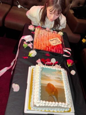 Maika Yamamoto Instagram - Happy 27th birthday 🤍

環奈の大切な人たちが集まった、
愛に溢れた最高の夜でした。

サプライズ登場成功🫂
歳を重ねるたびに、思い出もどんどん増えていくのが嬉しいね☺️

あなたは、みんなに愛情を分け与えられる人。
そんな優しい環奈が大好きよ。

今年もたくさん笑って、
幸せな一年になりますように。
Love you always