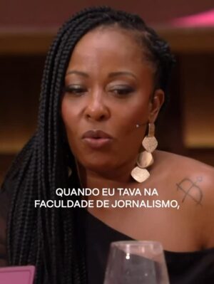 Maíra Azevedo Instagram - Tem coisas que a gente só entende depois de um tempo.​⁣
 ⁣
Depois de ouvir, engolir, tentar caber. E perceber que muita escolha nasce do cansaço, não da vontade.​⁣
⁣
⁣
Assista a temporada completa de #AngélicaAoVivo quando quiser no @globoplay ⁣
#empoderamento #trabalho ​