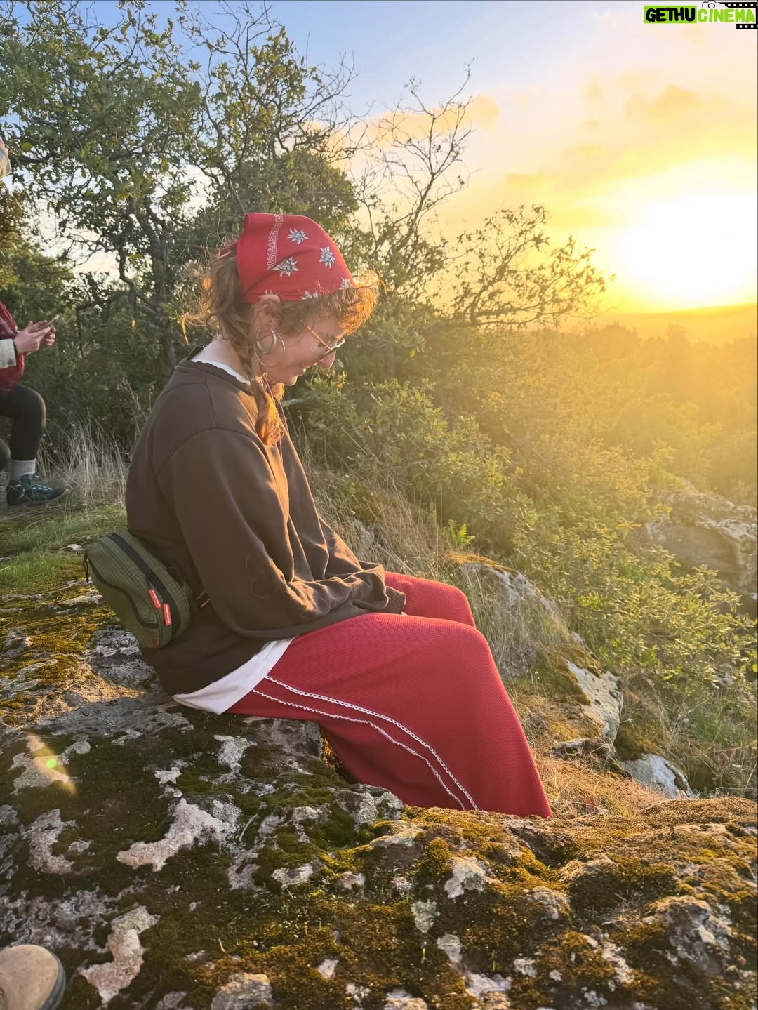 Maisie Williams - 690.7K Likes - summer is so over but life is still happening in a big way x 

@suferreri.guesthouse
