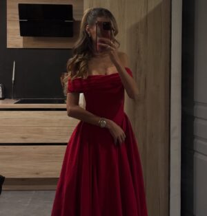 Maïssane Aghioul Instagram - @FashionNova
Bonne fête à tous mes petites stars je vous aime ❤️
💃 : Yara Off Shoulder Midi Dress - Red
#collaborationcommerciale