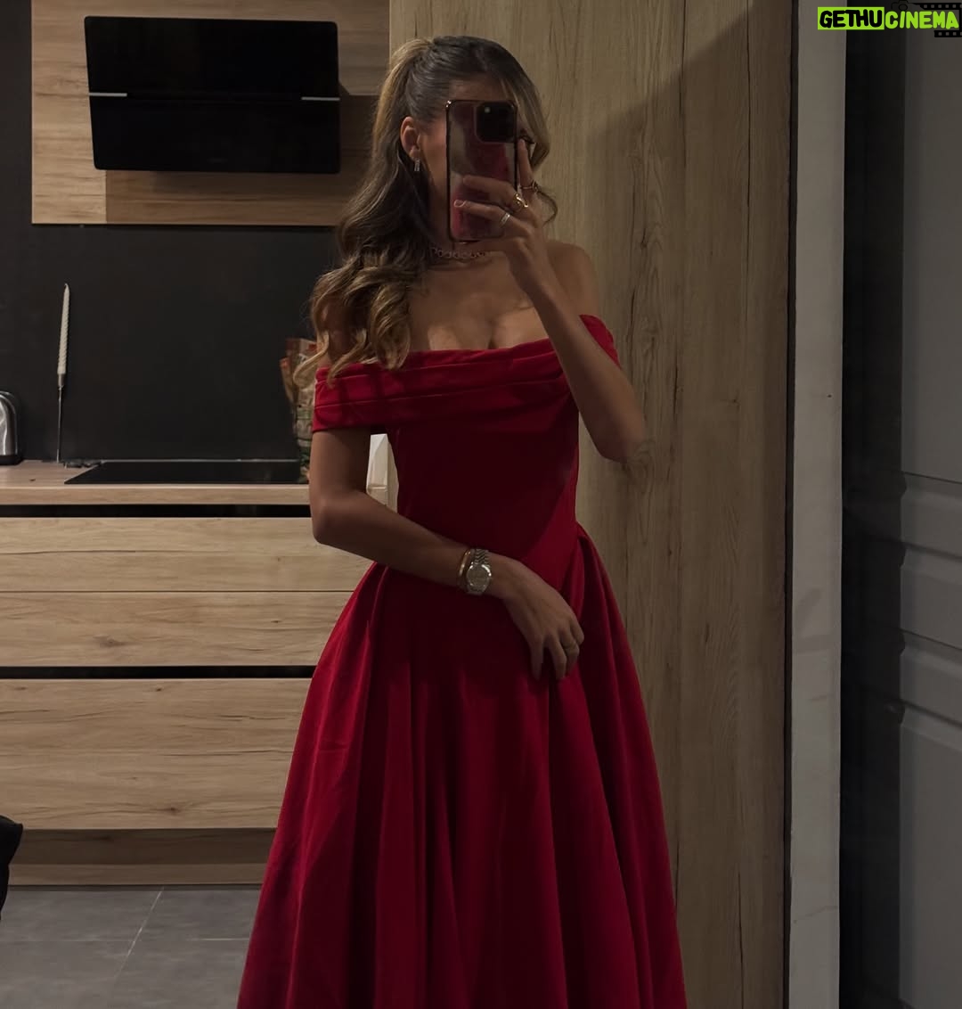 Maïssane Aghioul - 101K Likes - @FashionNova

Bonne fête à tous mes petites stars je vous aime ❤️

💃 : Yara Off Shoulder Midi Dress - Red

#collaborationcommerciale