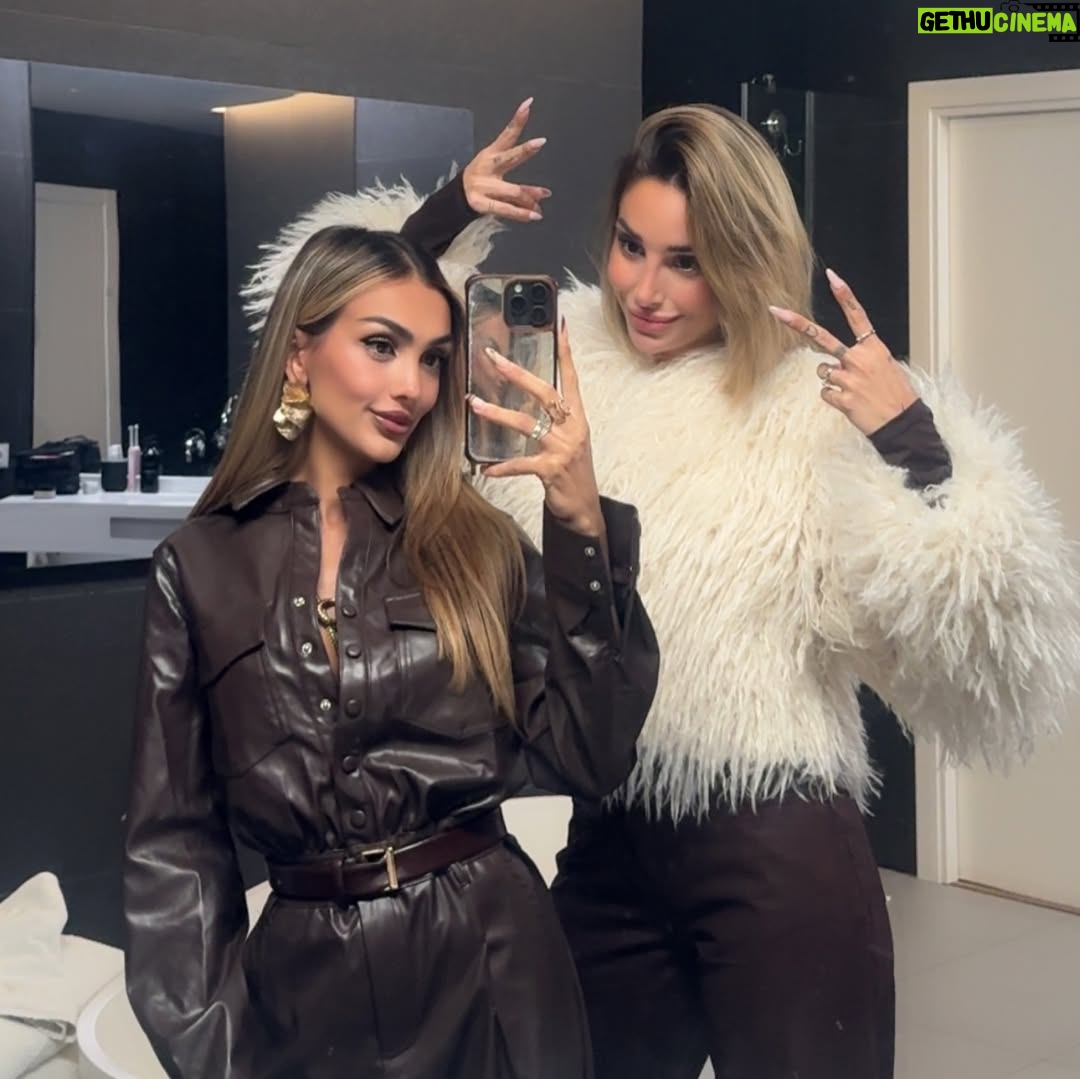 Maïssane Aghioul - 92.4K Likes - Moments de tricheur 🫣 

1- find us in the kitchen
2- les triplettes pailletées 💕
3- enquêter ca épuise 
4- 👯‍♀️🎀
5- photo sans filtre 
6- la santé mentale c’est important 
7- ma fée 
8- 🖕
9- vous voyez double ? 
10- « jvais chier par terre »
11- 2016 tous les soirs dans notre suite 
12- gare à vous