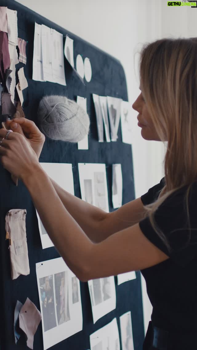 Maja Bohosiewicz - 12.6K Likes - Historia Le Collet zaczęła się od marzeń. Od 2017 roku konsekwentnie zamieniamy je w kolekcje. Każda z nich to nowy rozdział — zapis emocji i nastrojów uchwyconych w tkaninach, inspirowanych codziennością, podróżami, sztuką i inspirującymi kobietami.

Ten film to tylko fragment naszej drogi — całą historię Le Collet znajdziecie na naszej stronie w zakładce „Historia marki”.

Pamiętacie swoją pierwszą kolekcję Le Collet?

#historiamarki #lecollet