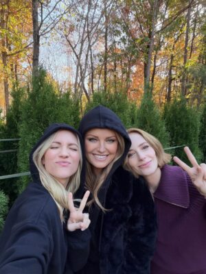 Malin Åkerman Instagram - Love you all so damn much! 🫶  Repost from @brittanysnow
•
✨✨✨ Season 2 is wrapped today y’all :( 

What an amazing (almost) 5 months. Somehow, we managed to make an even crazier & better season 2. I love you genius @rebecca_p_cutter, thank you for being the world’s best boss & friend. 

Ty to the family @malinakerman @dermotmulroney @georgeferrier @jaimeraynewman4real @maggiekiley.director @johnakite_ our incredible CREW & everyone at @netflix @lionsgatetv 🤠 @thehuntingwives
